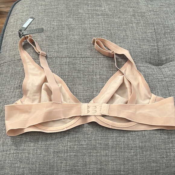Skims Naked Plunge Underwire Bra - Picture 2 of 10